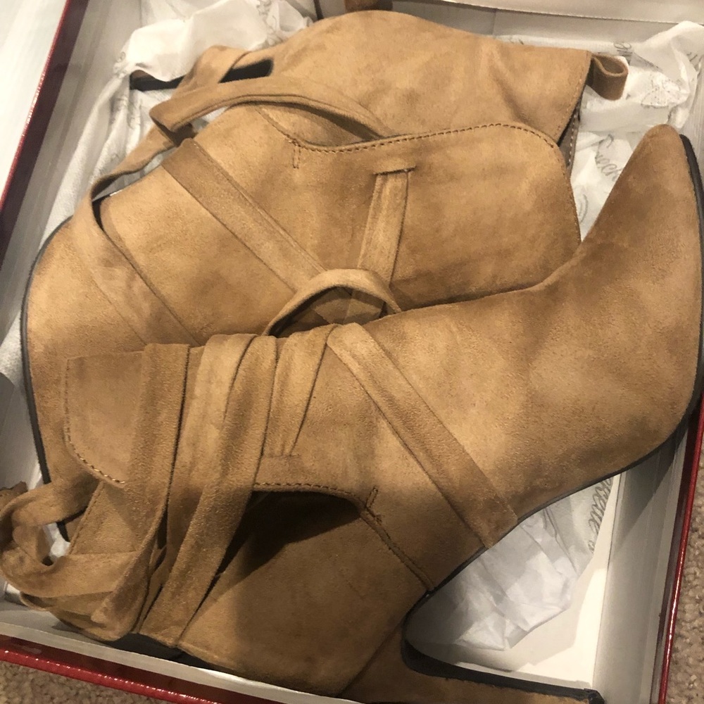 Breckelle's Women Faux Suede Pointy Toe Wraparound - Picture 3 of 5